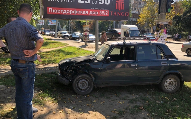 Одесса: в результате ДТП Жигули выкинуло на тротуар (ФОТО) Фото № 1 Одесса: в результате ДТП Жигули выкинуло на тротуар (ФОТО) Фото № 1