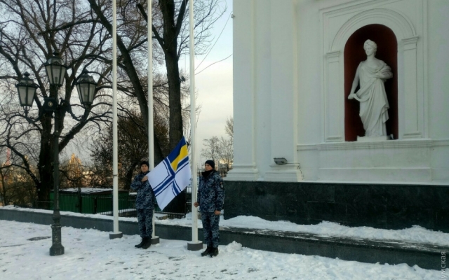 В знак поддержки пленных моряков на Думской подняли флаг ВМС Фото № 0 В знак поддержки пленных моряков на Думской подняли флаг ВМС Фото № 0