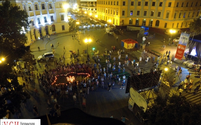 Украина: флешмоб на Приморском бульваре Фото № 2 Украина: флешмоб на Приморском бульваре Фото № 2