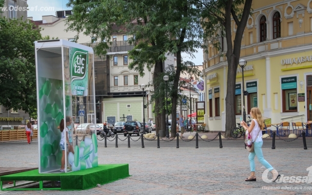 На Греческой площади замечены гигантские коробки конфет Фото № 3 На Греческой площади замечены гигантские коробки конфет Фото № 3