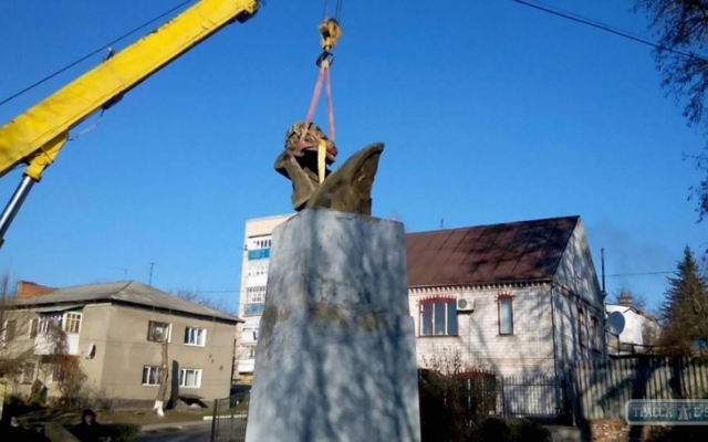 В Балте демонтировали бюст Карла Маркса Фото № 2 В Балте демонтировали бюст Карла Маркса Фото № 2