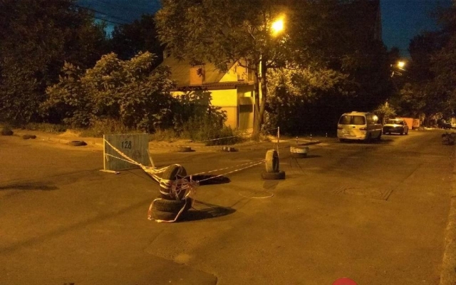 На углу улицы Каманина и Аркадийского переулка на дороге очередной провал Фото № 2 На углу улицы Каманина и Аркадийского переулка на дороге очередной провал Фото № 2