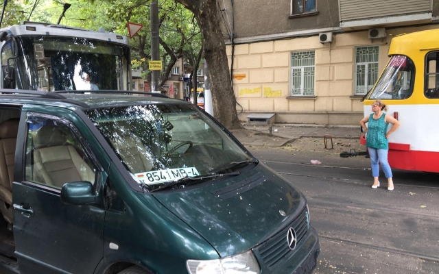 Одесса: из-за автохама трамваю пришлось изменить маршрут (ФОТО) Фото № 0 Одесса: из-за автохама трамваю пришлось изменить маршрут (ФОТО) Фото № 0