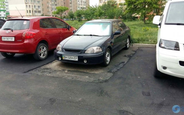 Одесские дорожники положили асфальт вокруг припаркованных автомобилей (ФОТО) Фото № 3 Одесские дорожники положили асфальт вокруг припаркованных автомобилей (ФОТО) Фото № 3