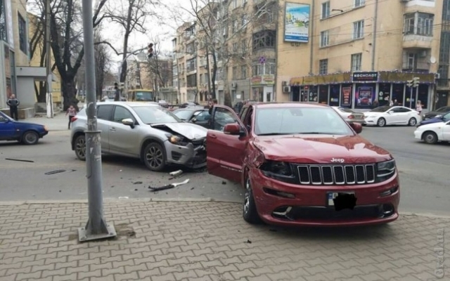 Из-за нарушения ПДД в Одессе столкнулись три автомобиля Фото № 0 Из-за нарушения ПДД в Одессе столкнулись три автомобиля Фото № 0