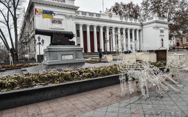 Думскую площадь готовят к новогодним праздникам (ФОТО) Фото № 8 Думскую площадь готовят к новогодним праздникам (ФОТО) Фото № 8