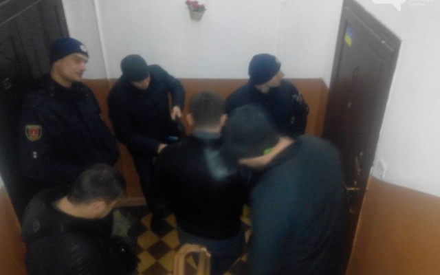 В центре Одессы происходит захват квартиры, в которой живут две женщины и 6-летний ребенок Фото № 1 В центре Одессы происходит захват квартиры, в которой живут две женщины и 6-летний ребенок Фото № 1