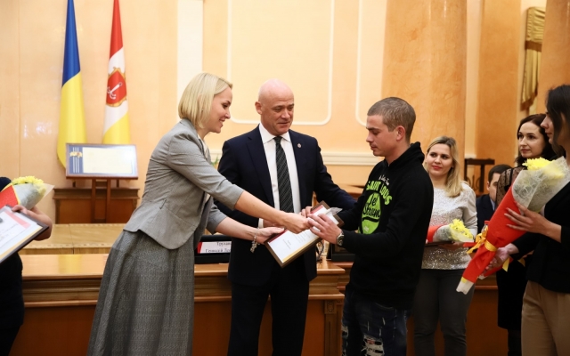Мэр Одессы вручил ключи от квартир детям-сиротам Фото № 0 Мэр Одессы вручил ключи от квартир детям-сиротам Фото № 0