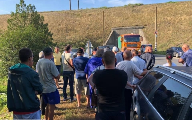 В Раздельнянском районе снова перекрыли дорогу на Балту Фото № 1 В Раздельнянском районе снова перекрыли дорогу на Балту Фото № 1