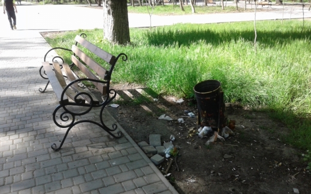 В Преображенском парке вандалы сломали десять лавочек (ФОТО) Фото № 3 В Преображенском парке вандалы сломали десять лавочек (ФОТО) Фото № 3