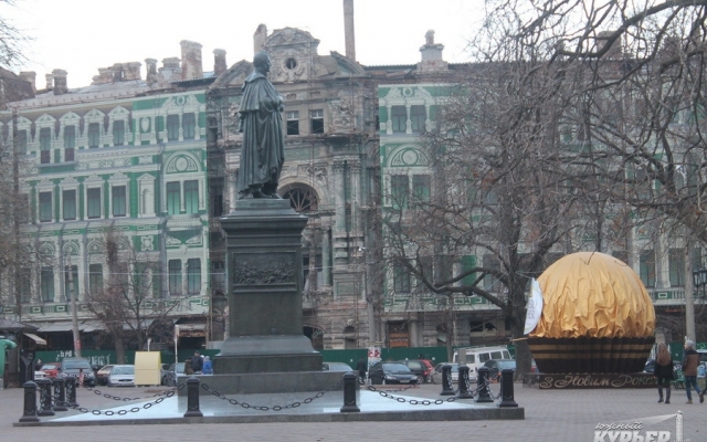 В центре Одессы установили гигантскую конфету Фото № 3 В центре Одессы установили гигантскую конфету Фото № 3