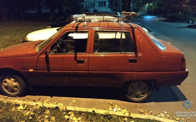 На Таирова молодой парень громил припаркованные автомобили (ФОТО) Фото № 0 На Таирова молодой парень громил припаркованные автомобили (ФОТО) Фото № 0