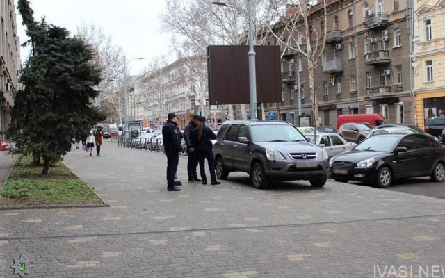 Возле одной из одесских школ оштрафовали троих автохамов (ФОТО) Фото № 2 Возле одной из одесских школ оштрафовали троих автохамов (ФОТО) Фото № 2