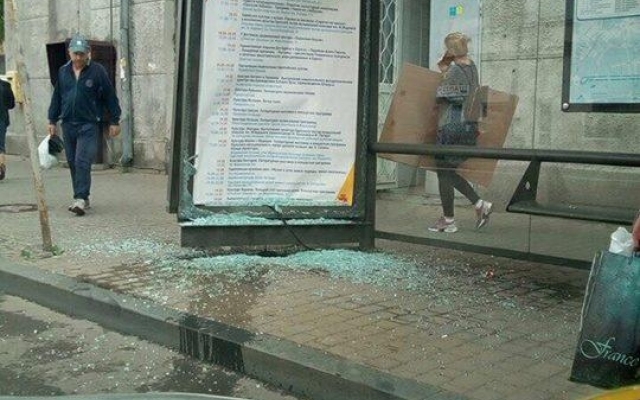 Водитель, протаранивший остановку, задержан полицией (ФОТО) Фото № 2 Водитель, протаранивший остановку, задержан полицией (ФОТО) Фото № 2