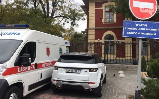Гость из Харькова перекрыл дорогу карете «скорой помощи» Фото № 1 Гость из Харькова перекрыл дорогу карете «скорой помощи» Фото № 1
