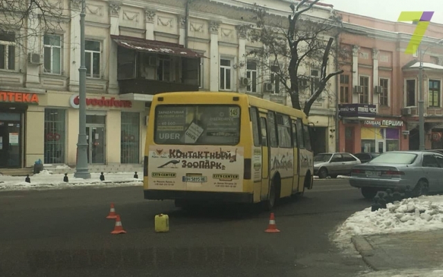 Из одесской маршрутке на ходу выпала пассажирка Фото № 0 Из одесской маршрутке на ходу выпала пассажирка Фото № 0