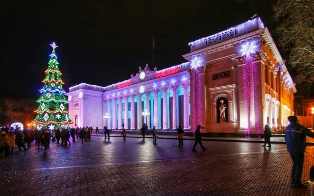 На Думской площади открыли главную новогоднюю ёлку (Фото) Фото № 1 На Думской площади открыли главную новогоднюю ёлку (Фото) Фото № 1