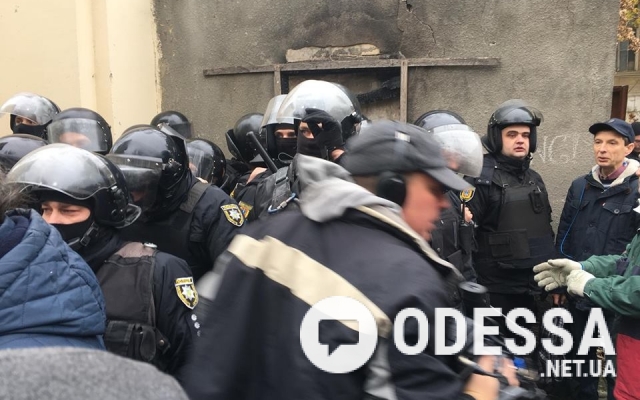 Активисты сняли ворота Летнего театра в Горсаду и забаррикадировали ими вход в Одесскую мэрию Фото № 2 Активисты сняли ворота Летнего театра в Горсаду и забаррикадировали ими вход в Одесскую мэрию Фото № 2