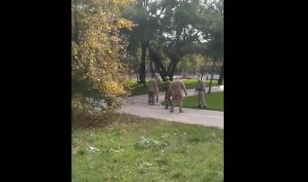 В парке Шевченко трое в военной форме устроили жестокую драку и угрожали всех убить (видео, 18+) Фото № 0 В парке Шевченко трое в военной форме устроили жестокую драку и угрожали всех убить (видео, 18+) Фото № 0