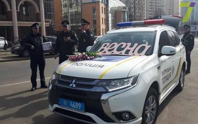 Патрульные Одессы поздравляли горожанок Фото № 1 Патрульные Одессы поздравляли горожанок Фото № 1
