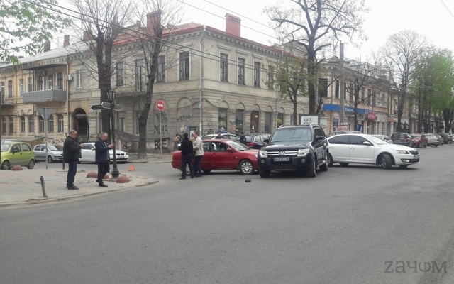 В Одессе столкнулись две иномарки (ФОТО) Фото № 0 В Одессе столкнулись две иномарки (ФОТО) Фото № 0