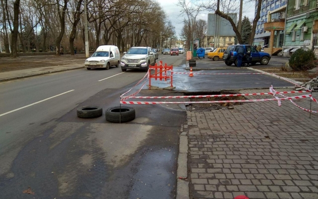 На Канатной вновь образовалась яма (ФОТО) Фото № 2 На Канатной вновь образовалась яма (ФОТО) Фото № 2