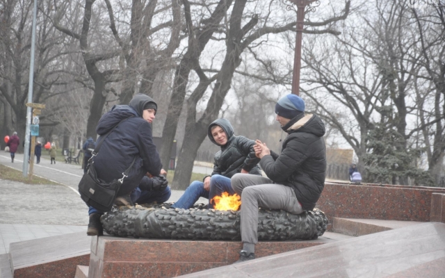 В Одессе группа юношей сушила ноги на Вечном огне (ФОТО, ВИДЕО) Фото № 4 В Одессе группа юношей сушила ноги на Вечном огне (ФОТО, ВИДЕО) Фото № 4