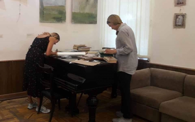 В Одессе книги меняли на живопись (ФОТО) Фото № 0 В Одессе книги меняли на живопись (ФОТО) Фото № 0