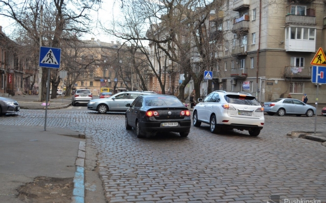 Часть улицы Спиридоновской теперь с двусторонним движением Фото № 2 Часть улицы Спиридоновской теперь с двусторонним движением Фото № 2