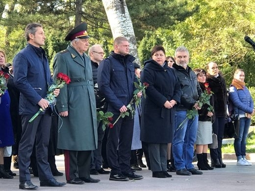 Возле Памятника Неизвестному матросу в торжественной обстановке завершилась Вахта Памяти 2017 года Фото № 5 Возле Памятника Неизвестному матросу в торжественной обстановке завершилась Вахта Памяти 2017 года Фото № 5
