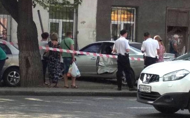 На Пересыпи иномарка влетела в стену дома (ФОТО) Фото № 1 На Пересыпи иномарка влетела в стену дома (ФОТО) Фото № 1