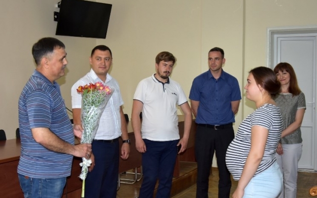Лишенной родительской опеки жительнице Лиманского района подарили квартиру Фото № 1 Лишенной родительской опеки жительнице Лиманского района подарили квартиру Фото № 1
