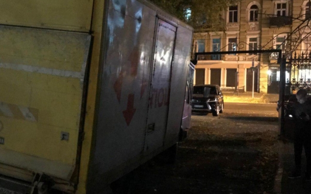 В Одессе почтовый грузовик снёс ворота памятника архитектуры (ФОТО) Фото № 1 В Одессе почтовый грузовик снёс ворота памятника архитектуры (ФОТО) Фото № 1
