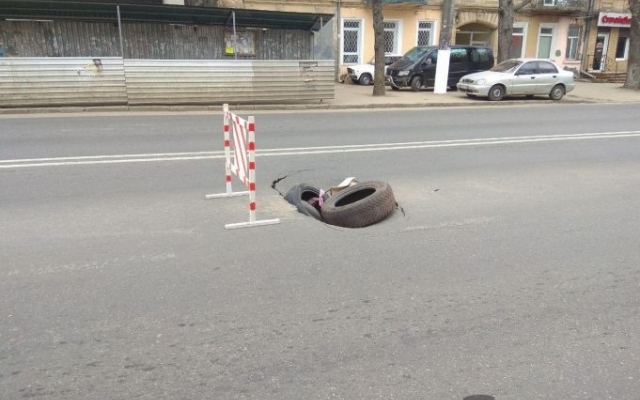 В Одессе на дороге обнаружена очередная яма (ФОТО) Фото № 0 В Одессе на дороге обнаружена очередная яма (ФОТО) Фото № 0