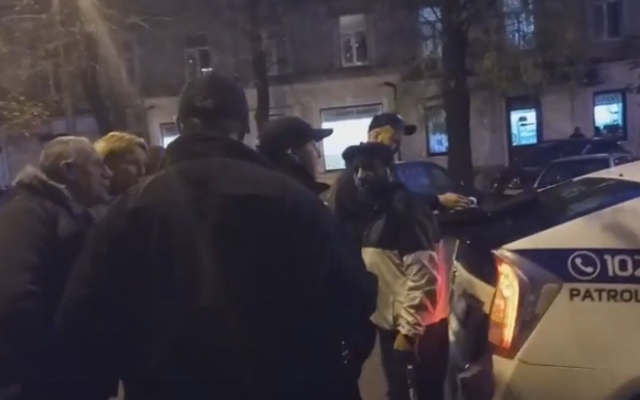 Пьяный уроженец Кавказа после аварии устроил разборки с сотрудниками полиции Фото № 1 Пьяный уроженец Кавказа после аварии устроил разборки с сотрудниками полиции Фото № 1