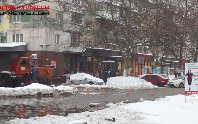 Одесскую улицу затопило: движение транспорта перекрыто Фото № 6 Одесскую улицу затопило: движение транспорта перекрыто Фото № 6