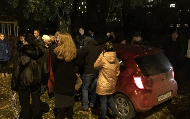 На Ильфа и Петрова столкнулись микроавтобус и автомобиль, есть пострадавшие Фото № 4 На Ильфа и Петрова столкнулись микроавтобус и автомобиль, есть пострадавшие Фото № 4