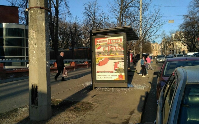 В Одессе разбили стеклянную остановку (ФОТО) Фото № 2 В Одессе разбили стеклянную остановку (ФОТО) Фото № 2