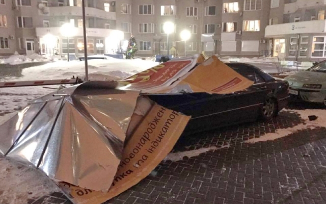 Сильный порывистый ветер внёс билборд и повредил автомобиль Фото № 2 Сильный порывистый ветер внёс билборд и повредил автомобиль Фото № 2