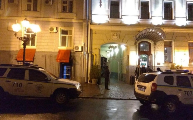 Вечером возле одесской мэрии собралась подозрительная толпа народа Фото № 2 Вечером возле одесской мэрии собралась подозрительная толпа народа Фото № 2