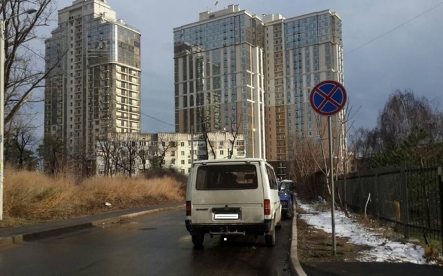 Вниманию водителей: на Курортном переулке установлен новый дорожный знак Фото № 1 Вниманию водителей: на Курортном переулке установлен новый дорожный знак Фото № 1