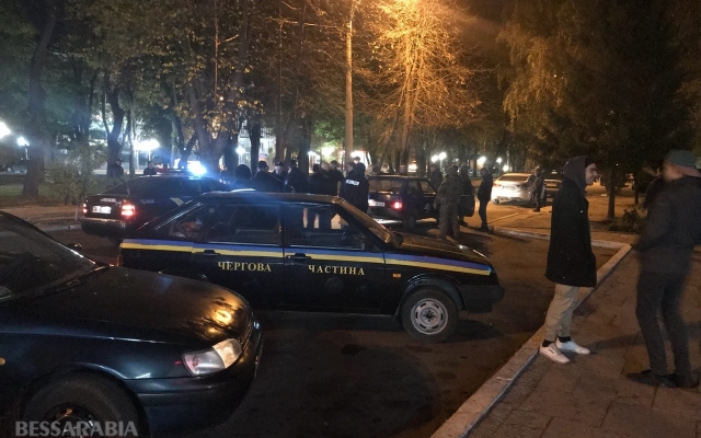 Спецназ проверяет машину, начинённую арсеналом оружия Фото № 4 Спецназ проверяет машину, начинённую арсеналом оружия Фото № 4