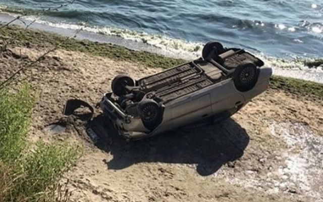 Одессит забыл поставить на ручник автомобиль, и он Одессит забыл поставить на ручник автомобиль, и он