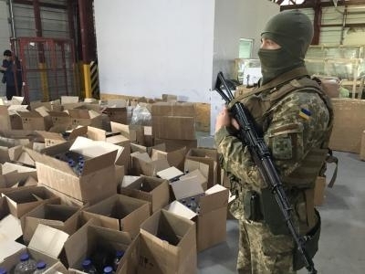 В одной из логистических компаний Одессы обнаружили «палённую» водку на 800 тысяч гривен Фото № 1 В одной из логистических компаний Одессы обнаружили «палённую» водку на 800 тысяч гривен Фото № 1