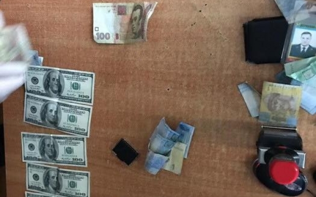 В Одесской области СБУ задержала на взятке чиновников таможни и Госпогранслужбы Фото № 2 В Одесской области СБУ задержала на взятке чиновников таможни и Госпогранслужбы Фото № 2