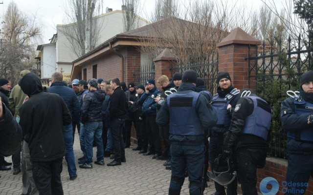 Пикет у стивидорной компании едва не закончился дракой (ФОТО) Фото № 5 Пикет у стивидорной компании едва не закончился дракой (ФОТО) Фото № 5