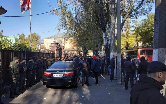 Под консульством Грузии проходит акция протеста (ФОТО) Фото № 3 Под консульством Грузии проходит акция протеста (ФОТО) Фото № 3