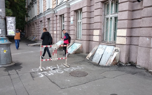В Одессе на дороге образовалась яма (ФОТО) Фото № 0 В Одессе на дороге образовалась яма (ФОТО) Фото № 0