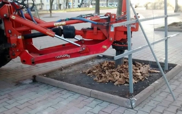 Коммунальщики Одессы устраняют пни Фото № 1 Коммунальщики Одессы устраняют пни Фото № 1