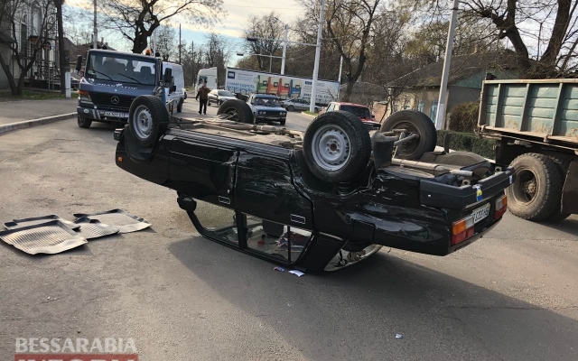 Утреннее ДТП в Измаиле: машина перевернута на крышу Фото № 1 Утреннее ДТП в Измаиле: машина перевернута на крышу Фото № 1